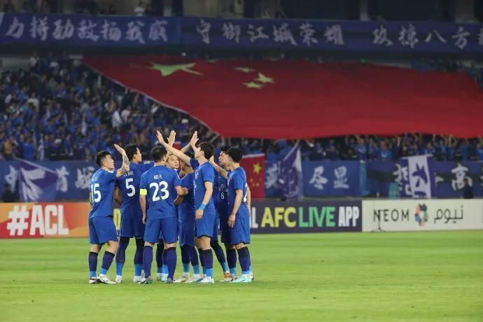阿森纳1-1埃因霍温【比赛焦点瞬间】第6分钟，巴卡约科横传中路，佩皮跟进推射被拉姆斯代尔挡出，范安霍尔特跟进补射被萨利巴封堵出底线！